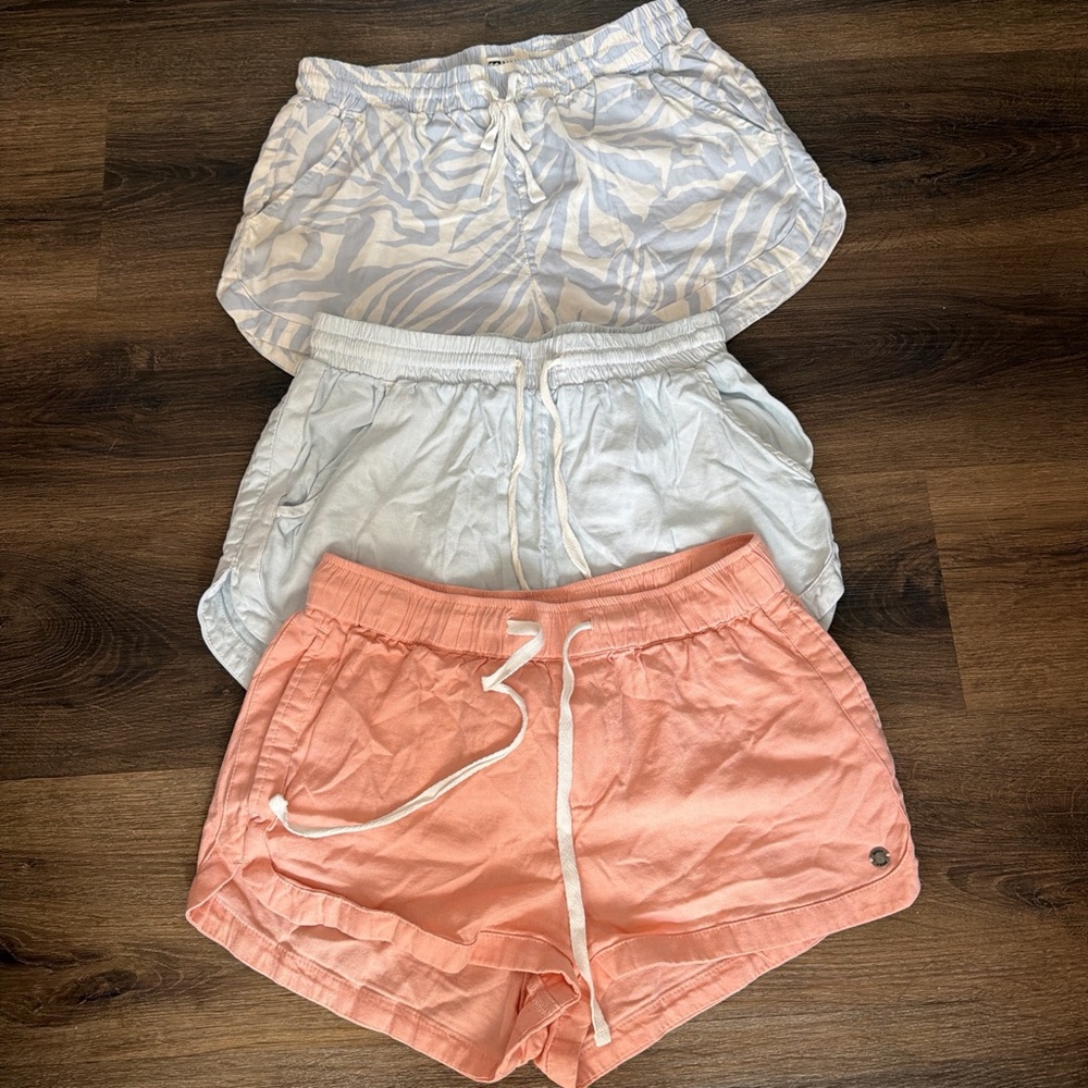 3 pairs of women’s surf brand linen shorts!